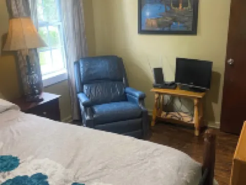 Private Cottage on 38 acres with two ponds and lake access. Hotels in McIntosh County