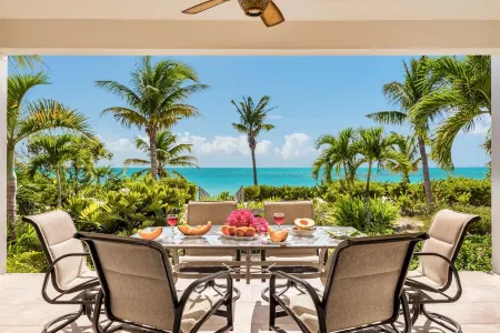 Crystal Sands Beachfront Villa! Private Pool! Best Value for Families & Couples! Отели рядом с достопримечательностью «Turks and Caicos Island»