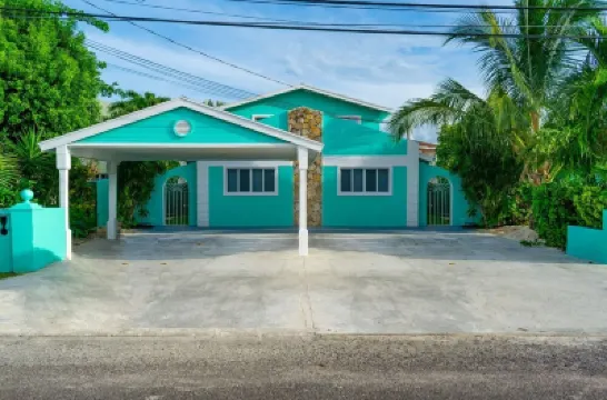 Entire Condominium Home away from Home with Pool, Near Beach โรงแรมใน