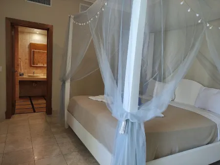 Chic Beachfront Apartment - Private Beach Access