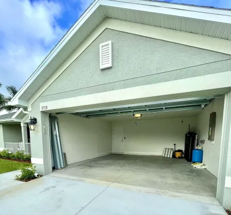 Tropical Retreat- Newer 3 Bedroom, 2 Bath- Sleeps 8 !