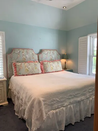 "Chan Mar"  Tucker's Town Bermuda Отели рядом с достопримечательностью «Маяк Сент-Дэвида»