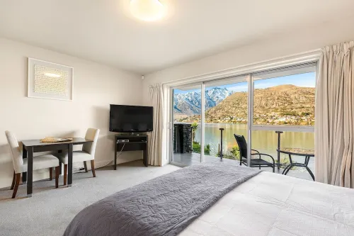 Alpine Village - Lakefront Studio Apartment