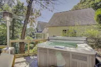 NEW LISTING! Waterfront cottage, hot tub, fire pit, gated community, pier, kayak