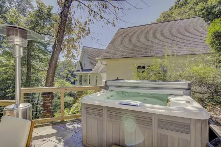 NEW LISTING! Waterfront cottage, hot tub, fire pit, gated community, pier, kayak