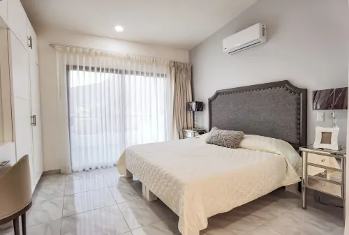 60% discount, new 3 BDR, 2 rooftop pools w panoramic views, 5 min from downtown