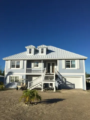 Starboard House: Cozy 2 bedroom apartment on ground floor with rear porch & dock のホテル