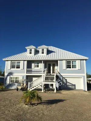 Starboard House: Cozy 2 bedroom apartment on ground floor with rear porch & dock 住宿飯店