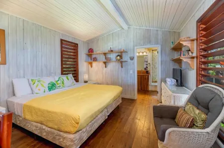 Oceanview Bird's Nest Studio at Paradise Point Отели в г. First Bight