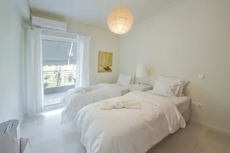 LucyZen! Stylish Apt, Athenian Riviera, near beach