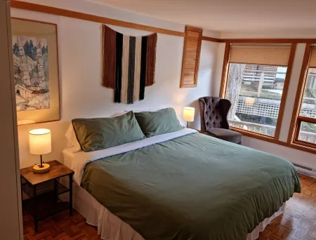 Charming waterfront Salt Spring Island B&B Отели в г. Солт Спринг Айленд