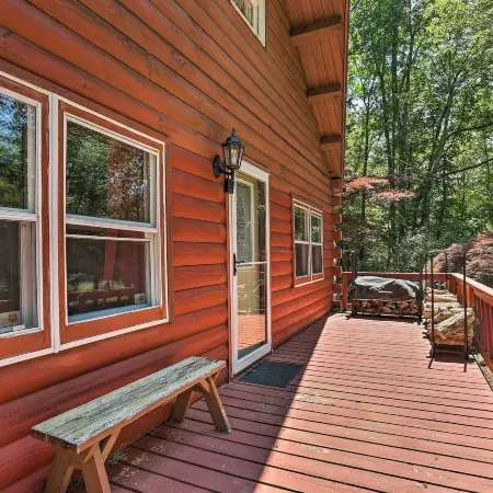 Hike and Ski Log Cabin in East Stroudsburg!