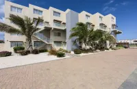 Condo 3 minute walk to palm beach and restaurants
