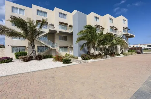 Condo 3 minute walk to palm beach and restaurants