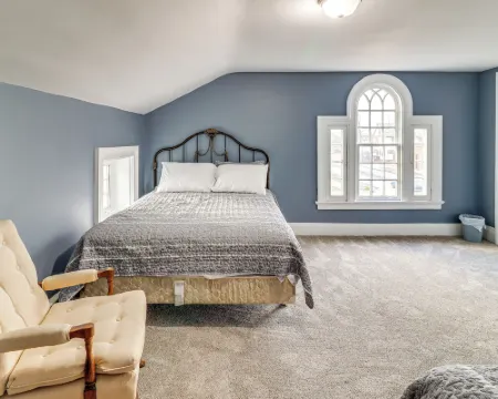 1 Block to Downtown Adrian: Spacious Home! Hotéis em Adrian