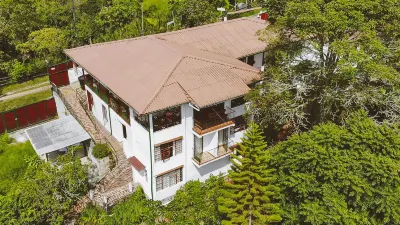 Eco Lodge la Juanita Отели в г. 