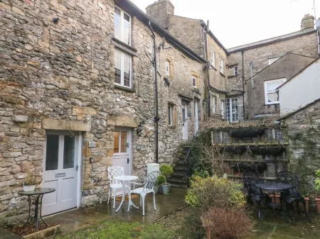 Courtyard Cottage Отели в г. Carnforth
