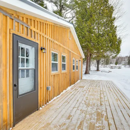 2 Ponds and Trail Access Peaceful Cabin in Calumet!