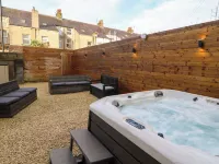 Inglemead - Hot Tub