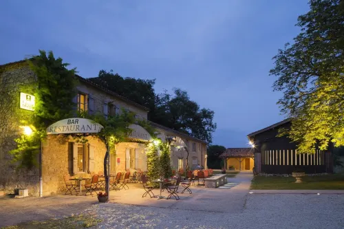 Logis Hôtel l'Auberge de Larressingle Hôtels à : Maignaut-Tauzia