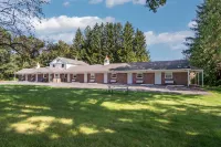 Birches Motel Hotels in Wilton