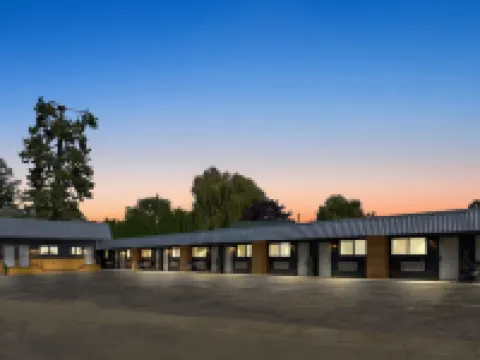 Outdoors Inn Hotels in Bonner County