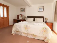 Niffany Barn Hotels near Statue of Sir Mathew Wilson