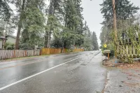 Walk to Beach and Lake Access Cozy Redmond Apt!