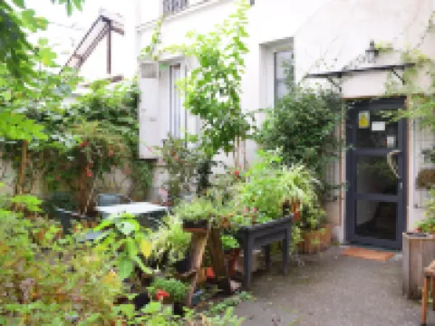 Hôtel Résidence Champerret Hotels near LVMH Fragrance Brands