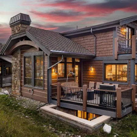Amazing Pet-Friendly Executive Home, Ski-in Walk-Out - LR884 by Redawning