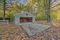 Secluded & Rural Frederic Home w/ Barn on 25 Acres - Lemmikkieläimet sallittu