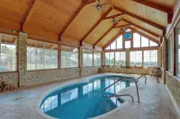 Mountain Views and Shared Pool Ozarks Family Home - Homestays