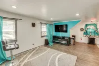 11 Mi to Manhattan: Pet-Friendly Duplex w/ Yard!