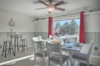 327936 Hot Tub + Mtn Views: Woodland Park Gem - chambre d’hôtes