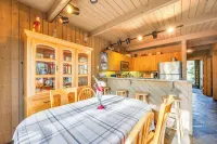 Half Mile to Ski Slopes: Conway Condo w/ Hot Tub! - Parkplatz