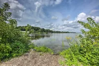 Lake Nagawicka Home - 2 Blocks to Boat Launch - Homestays