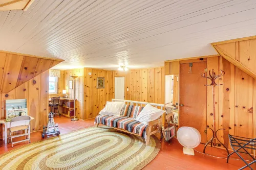 Erie Farmhouse w/ Fire Pit + Grill: Pets Welcome! - Wifi