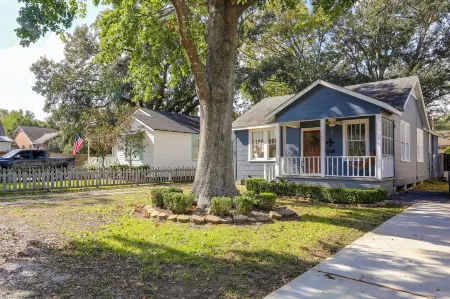 4 Mi to Dtwn: Baton Rouge Bungalow w/ Private Yard