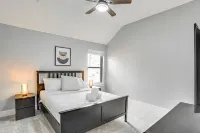 Modern Retreat w/ Backyard on Fossil Creek - 주차장