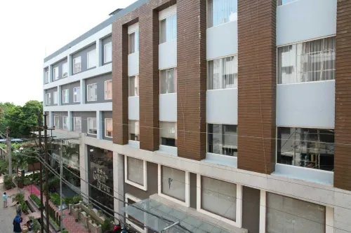 Golden Retreat Hotels in Berhampore