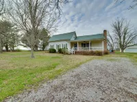 Peaceful Hazel Cottage w/ Deck & Yard! Hotels in Calloway County