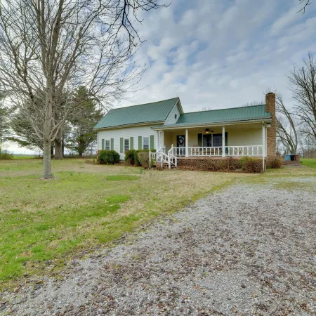 Peaceful Hazel Cottage w/ Deck & Yard! Отели в г. Каллоуэй Каунти