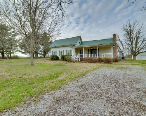 Peaceful Hazel Cottage w/ Deck & Yard! Hotels in Calloway County