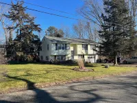 Spacious 4 BR Home, Steps to Lagoon, Minutes to Downtown Oak Bluffs and Beaches!