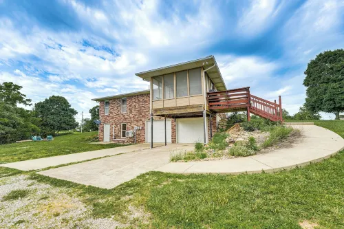 18 Mi to Table Rock Lake: Pet-Friendly Ozark Home! - parking