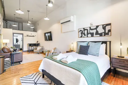 Charming Historical Oasis - Luxurious Comfort and Modern Amenities