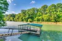 Riverfront Retreat w/ Fire Pit & Deck - con encanto