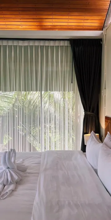 ห้องเตียงใหญ่ พร้อมวิวสวน