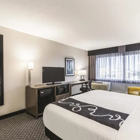 La Quinta Inn & Suites by Wyndham Virginia Beach Отели рядом с достопримечательностью «Кроатан-Бич»