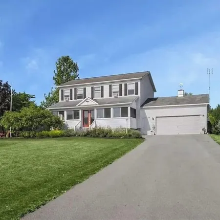 Charming 4-Season Cayuga Lake House near Sheldrake Point!!